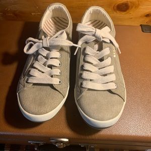 Taos canvas shoes. Women’s size 7.  Excellent lightly used condition.